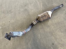 Katalysator links Abgasrohr