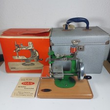 Vintage Getreide Miniatur Handkurbel Nähmaschine mit Tragetasche, verpackt funktioniert