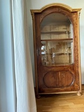 Schöner Vitrinenschrank im Barockstil, Weichholz gebeizt, 90x44x181 cm (BTH), 