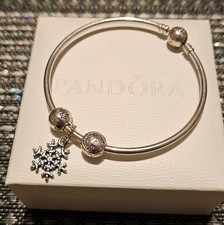 PANDORA ARMREIF mit ❄️ Anhänger und 2 Charms/Clips