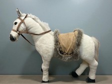 Großes stehendes Pferd