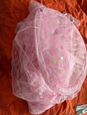 Baldachin rosa mit bunten leuchtenden Sternen