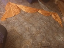 Dekoration aus  2 Mittelbögen + links+ rechts angenähte Schärpe als Querbehang  