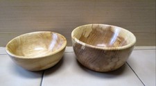 2 Schalen aus Holz massiv 