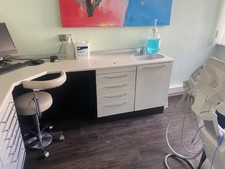 Schrankzeile aus Metall für die Zahnarztpraxis oder anderen Praxen