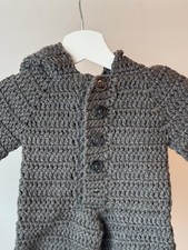 Selbstgestrickter Baby