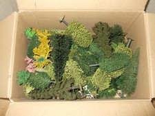 Ein Karton voller Bäume in H0 für Eisenbahnanlage