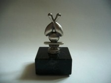 Pokal  als Kegel gekreuzt