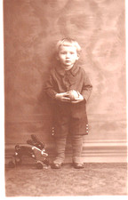 AK  Knabe m. Ball und Holztieren - Verlag: Frank in Chemnitz Bernsdorfer Str. 65