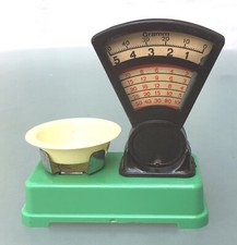 Ältere Waage für den Kaufmannsladen