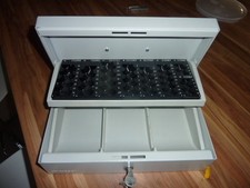 Geldkassette mit Zählbrett von Inkiess