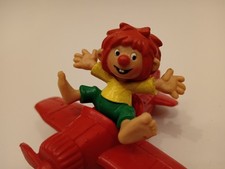 Pumuckl Figur Im Rot Flugzeug