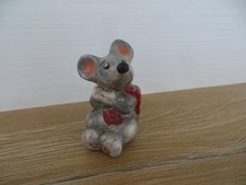 Niedliche Mäuse Figur sitzend