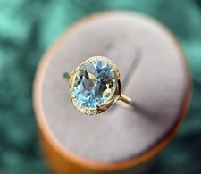Femininer Statement-Ring aus 14k Gold mit himmelblauem Topas und Diamanten-Halo