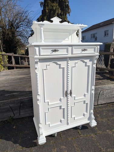 Vertiko mit