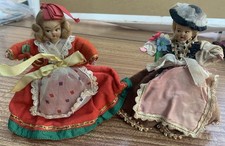 2 alte Puppen mit Stoffbesatz