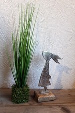 Metallhase auf Holzsockel