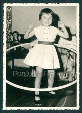 KLEINES GLÜCKSMÄDCHEN HULA HOOP SCHNAPPSCHUSS ABSTRAKT AUSGEFALLEN Foto