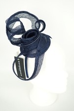 Fascinator aus Sinamay Korkenzieherschleife auf Haarreif v. Seeberger versch. F.