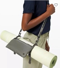 Lululemon Stow and Flow Mat Strap Yoga Tasche Khaki Grau NEU Logo