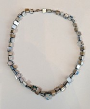 Modeschmuckkette  -  Hadarbeit inBlau-grau Tönen  Perlmutt 50 cm