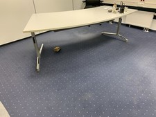 Schöner Schreibtisch von Febrü lichtgrau