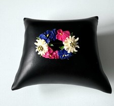 Alte Brosche Hirschhorn geschnitzt Enzian Edelweiß bunt bemalt,Länge ca 3,5cm !