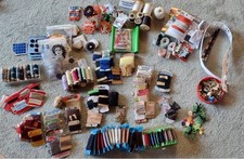 Näh Utensilien Knöpfe Gummis Garne Alles rund ums Nähen div. Nadeln Flechtkorb