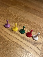 Cluedo Spielfiguren Lila,rot,grün,weiss,gelb Plastik Hütchen Spiel Ersatzteile