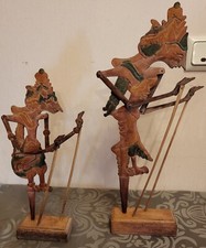 2 Schattenpuppen Indonesien Holzpuppen auf Sockeln befestigt H. 47cm u. 36cm