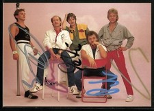 Musiker der Band Relax blicken in die Kamera, Autogramme, Ansichtskarte 