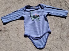 Süßer Langarm Body, Dino Motiv, blau gestreift, Alana, Gr. 74/80
