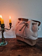 flauschiger Umhängebeutel in