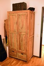 Kleider Schrank groß hoch breit