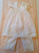 Altes Puppenkleid mit Höschen aus ganz feinem Batist, Handarbeit