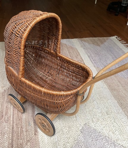 Vintage puppenwagen aus rattan - puppenwagen,