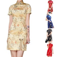 Langes chinesisches Damenkleid