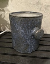 Eine große, handgefertigte Vase aus Ton und Keramik. Schwer und massiv.