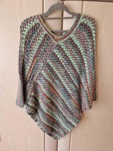Handgehäkelter poncho - handgehäkelter,