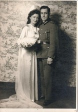 Foto AK - Soldat mit sehr hübscher Braut - 2.WK