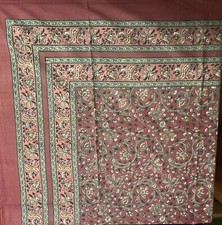 2 Tischdecken 110x110cm bedruckt weinrot gemustert (leichte Farbabweichungen) B-