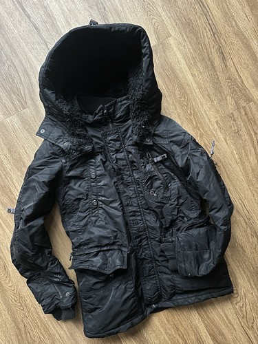 Schwarzer parka mit kapuze - schwarzer, gr