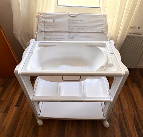 Wickeltisch mit babybadewanne - wickeltisch,