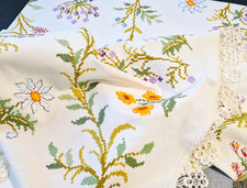 Vintage Tischdecke mit Stickerei/Kreuzstickerei und Spitzen - Gr. 155 x 140 cm.