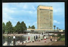 Ansichtskarte Potsdam, Passanten am Ufer vor dem Interhotel 