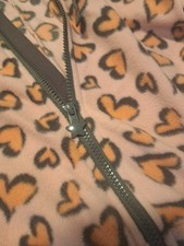 Kuscheliger Herz-Onesie / Jumpsuit mit Kapuze – warm, weich & super bequem