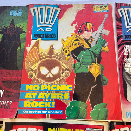 2000 judge dredd comic - judge,