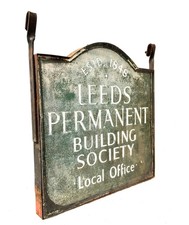 Antike Werbung - Leeds Bausparkasse Wandbehang Schild Original Halterung
