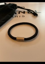 Luxus Haargummi CHANEL Beauty VIP Schmuck Armband Schriftzug Gold Schwarz Beutel