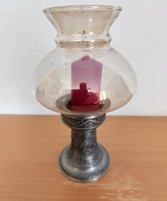 Windlicht mit Zinnfuß der Verziert Ist Und Rote Kerze